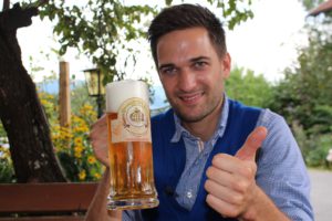 Richard Deutinger genießt das Hoagartenbier der Brauerei Kaltenböck