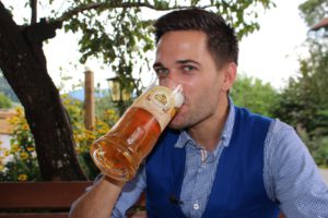 Richard Deutinger genießt das Hoagartenbier der Brauerei Kaltenböck