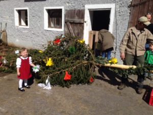 Maibaum schmücken