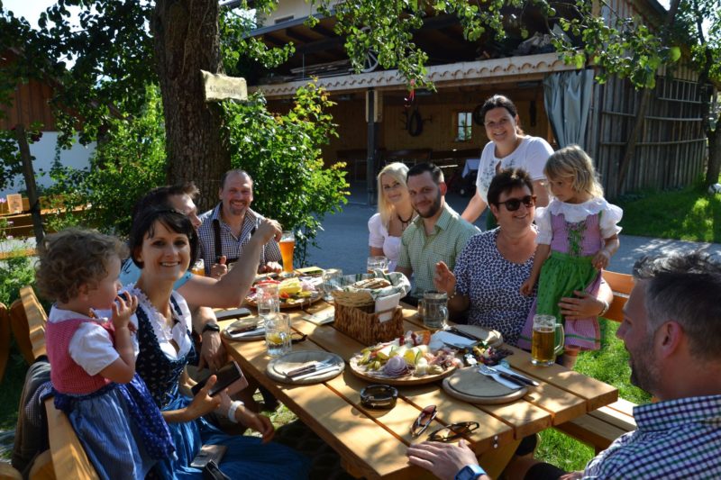 Dieses Bild hat ein leeres Alt-Attribut. Der Dateiname ist Gruppenfoto-mit-Familie-verkleinert-800x533.jpg